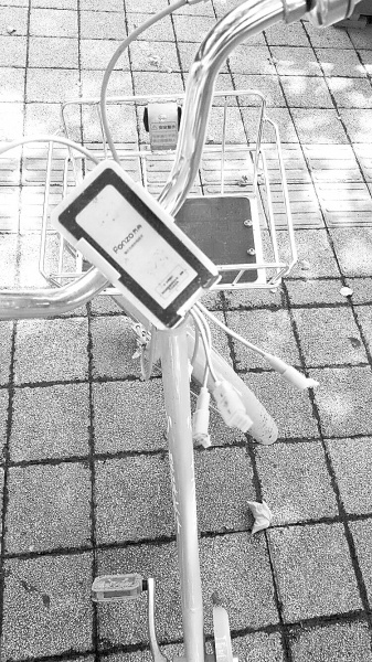 車把中間有手機(jī)充電支架，下方連接著3根充電線。