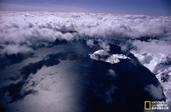 火山口湖國(guó)家公園，俄勒岡州攝影：Sam Abell，國(guó)家地理創(chuàng)意版