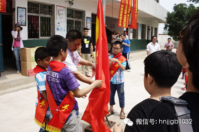 在莊嚴(yán)肅穆的國歌聲中，五星紅旗冉冉升起。學(xué)校的全體師生、愛心車隊(duì)的全體成員，共同經(jīng)歷了一次特殊的升旗