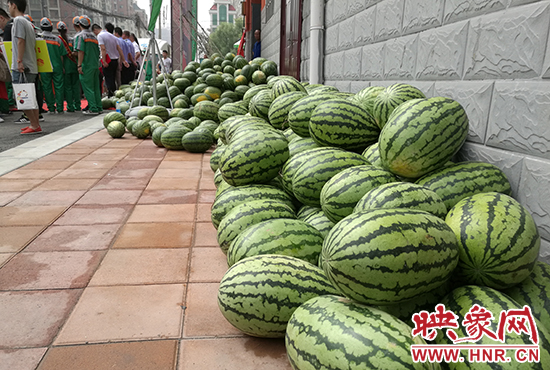 經(jīng)濟(jì)廣播工作人員和愛心企業(yè)給正在忙碌的環(huán)衛(wèi)工人、交警等送去一萬六千多斤西瓜和近百提礦泉水。