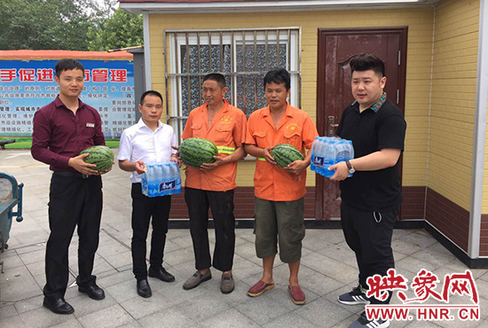 經(jīng)濟(jì)廣播工作人員和愛心企業(yè)給正在忙碌的環(huán)衛(wèi)工人、交警和協(xié)警等送去了一萬六千多斤西瓜和近百提礦泉水。