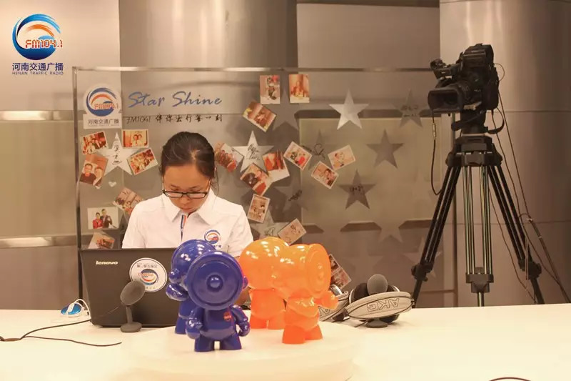 還是抽獎(jiǎng)的姑娘比較認(rèn)真！為保證抽獎(jiǎng)的公平公正，映象網(wǎng)進(jìn)行了全程視頻直播。
