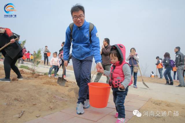 爸比爸比，你會種小樹嗎？我來教你吧~