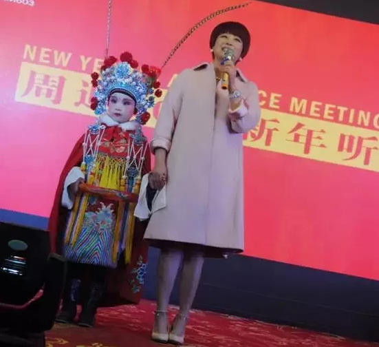 盛裝亮相的小戲迷，周迪的節(jié)目影響了一代又一代人
