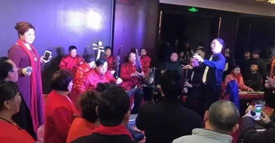 現(xiàn)場(chǎng)的樂(lè)隊(duì)老師也是咱的戲迷朋友，為了周迪的見(jiàn)面會(huì)今天累也開(kāi)心