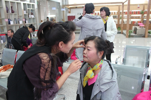 活動(dòng)開(kāi)始前，教育廣播女主播幫參與活動(dòng)演出的老人化妝