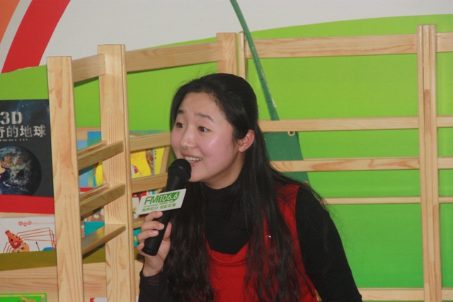 女主播“卷卷貓”親臨現(xiàn)場(chǎng)，繪聲繪色為孩子們講故事