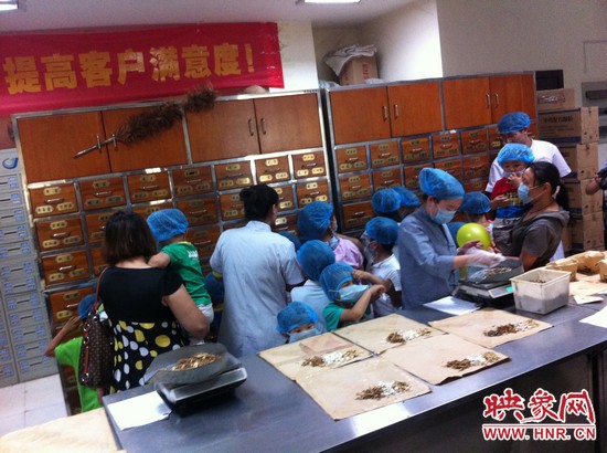 　　接下來，要進(jìn)入到有中醫(yī)“博物館”之稱的中藥房去探秘啦！藥房那些小抽屜里面裝的是什么？孩子們很好奇