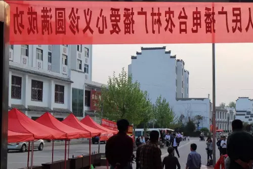 在大家的齊心努力下，終于在天黑前將第二天義診活動場地搭建好了。