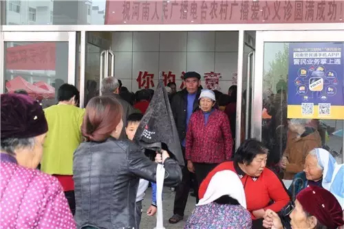 現(xiàn)場真是的人山人海，只能用太火爆三個(gè)字形容了！