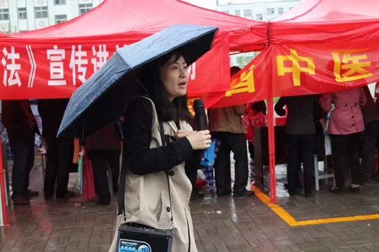 《健康河南》主播柳青也一直在雨中，不畏寒冷，引導(dǎo)大家排隊(duì)掛號，指路，排憂解難……