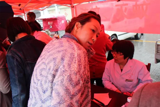 了解到有老人看病不方便，河南電臺1074綠色頻道活動小組欒老師將醫(yī)生請到老人身邊，親自為她診斷。