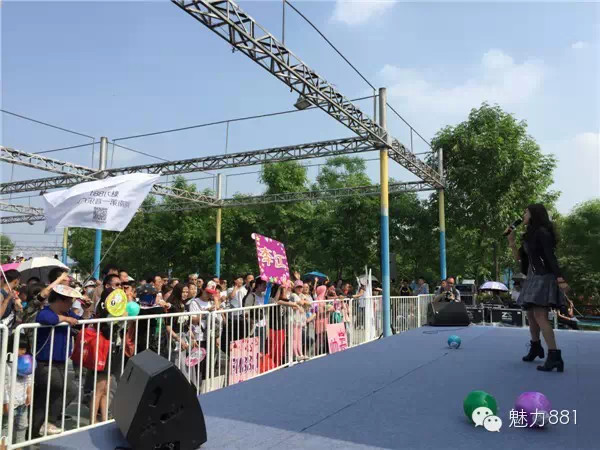 輕輕躍起、優(yōu)美身段，新聞小姐李江