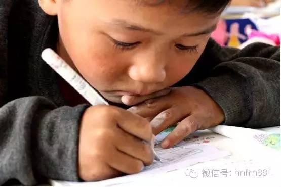 小手黑黑的，像是很少洗