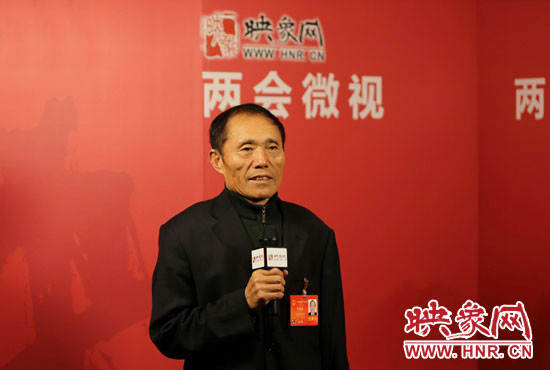 3月4日，全國(guó)人大代表、濮陽(yáng)縣西辛莊村支部書(shū)記李連成在映象網(wǎng)全國(guó)兩會(huì)北京演播室做客《兩會(huì)微視》訪(fǎng)談。