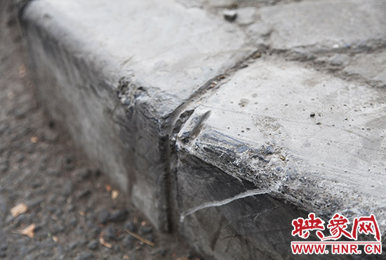 車道邊上的臺階，滿是電動車摔下碰撞的痕跡
