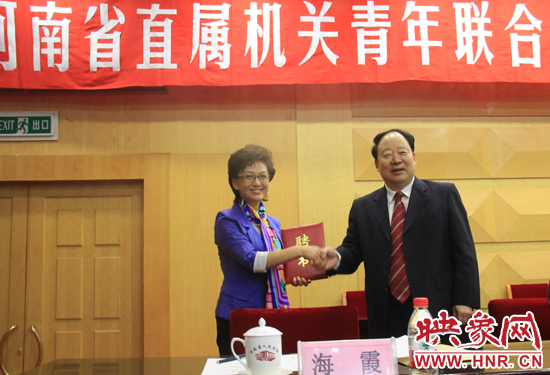 省青聯(lián)副主席、央視主播海霞被受聘為本屆省直青聯(lián)名譽(yù)主席。