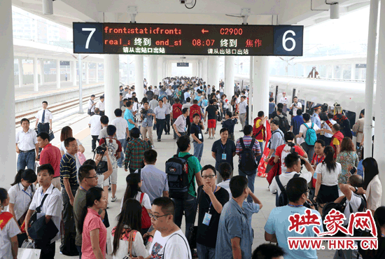 自6月25日鄭焦城際鐵路開通以來，客流量遠(yuǎn)遠(yuǎn)超出預(yù)期。