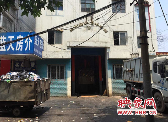 城北路環(huán)衛(wèi)中轉(zhuǎn)站門前的垃圾車裝滿了生活垃圾，腐臭味撲面而來
