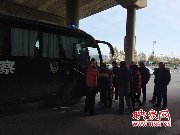 警方調(diào)來(lái)車輛，將超載人員轉(zhuǎn)運(yùn)走