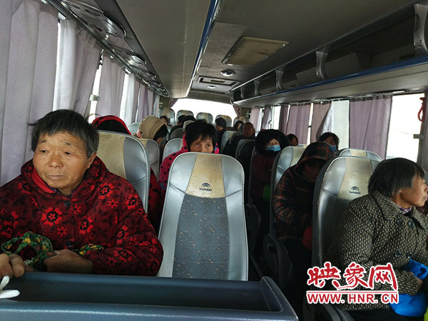 警方調(diào)來(lái)車輛，將超載人員轉(zhuǎn)運(yùn)走