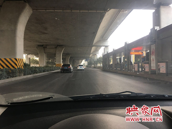 限行首日，三環(huán)橋上橋下，車輛不多，交通狀況良好。