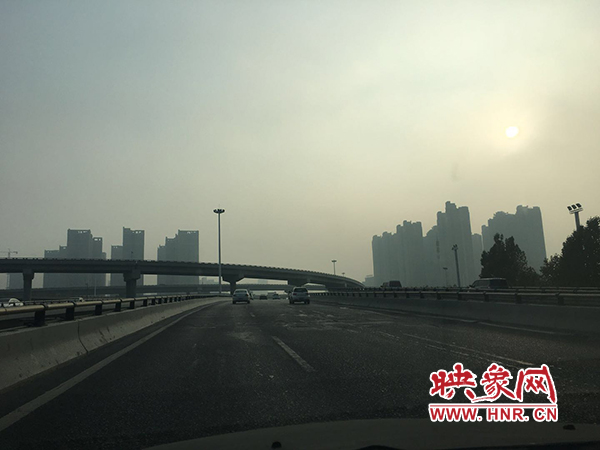限行首日，三環(huán)橋上橋下，車輛不多，交通狀況良好。