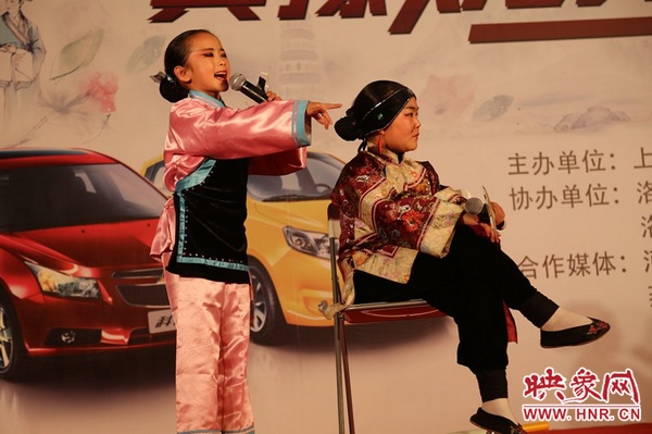 兩個(gè)小演員的表演活潑，惹得觀眾連連叫好。