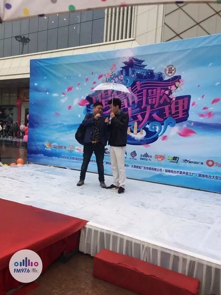 這位男士向遠在家鄉(xiāng)的妻子隔空表白，勇氣真是大大的，您對妻子的愛，已經(jīng)超越萬水千山。