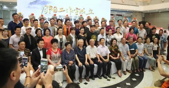 諸多藝術(shù)家和社會各界人士以及唐派弟子、戲迷到場祝賀