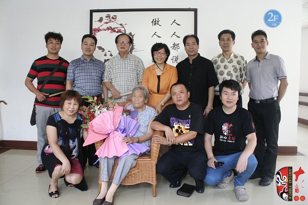 著名豫劇表演藝術(shù)家賈庭聚（后左三）與眾弟子及河南電臺(tái)戲曲廣播總監(jiān)木子（后中）、戲曲廣播品牌部主任月陽