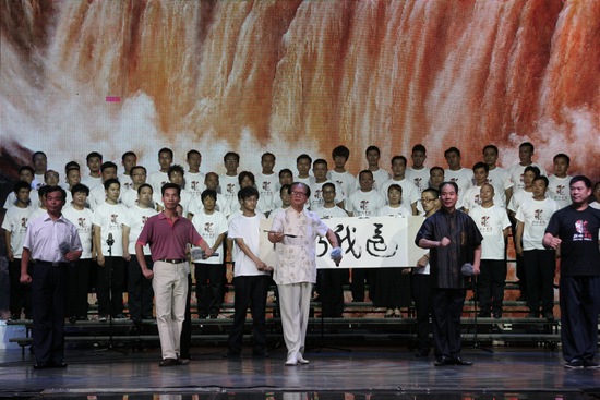 著名表演藝術家、唐派傳人賈廷聚（中），率眾弟子演唱唐派經(jīng)典名段《還我河山》