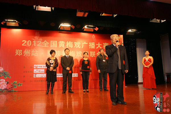 選手五人一組上臺表演，臺上為第一組選手