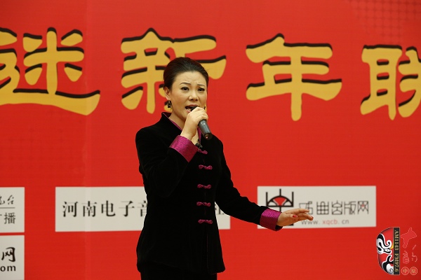 戲曲廣播主持人王唯、曉琴、丁蘭、李鋮及鄭州市曲劇團優(yōu)秀演員張娜共同表演的小品《賣鞋》