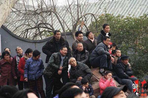 人民公園演出現(xiàn)場(chǎng)擠滿了觀眾，圖為觀眾爬上假山山頭