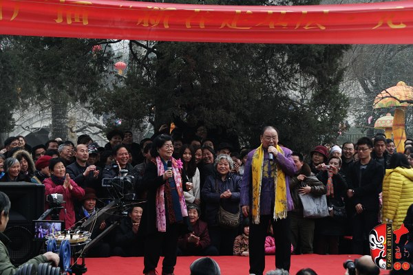 著名豫劇表演藝術(shù)家楊華瑞（左）、王善樸（右）合唱歌曲《天不下雨天不刮風(fēng)天上有太陽(yáng)》