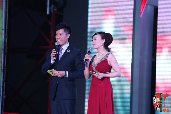 晚會(huì)主持人：河南電臺(tái)戲曲廣播副總監(jiān)張彤（右）、《梨園星秀場》主持人池城（左）
