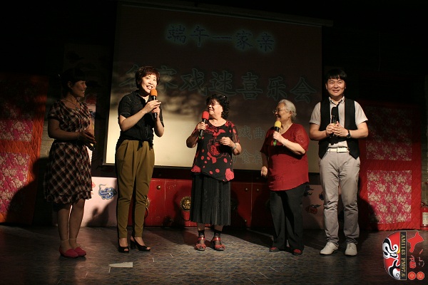 戲曲廣播總監(jiān)木子、豫劇表演藝術(shù)家楊華瑞、高潔、戲曲廣播當(dāng)家小生月陽、票友張華合作表演《朝陽溝》選段