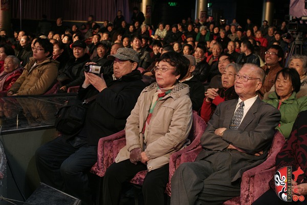 著名豫劇表演藝術(shù)家張?jiān)聵s(中)、臺(tái)灣知名學(xué)者趙明普(右)