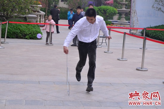 說是比賽，其實(shí)就是活力的釋放，就是開心的海洋，丟沙包、踢毽子、三人四足、滾鐵環(huán)等項(xiàng)目