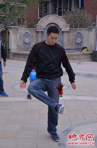 說是比賽，其實(shí)就是活力的釋放，就是開心的海洋，丟沙包、踢毽子、三人四足、滾鐵環(huán)等項(xiàng)目