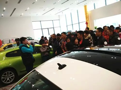 現(xiàn)場活動由私家車廣播《999車生活》主播飛揚、佳雨主持，新年呵護，溫暖你一路。