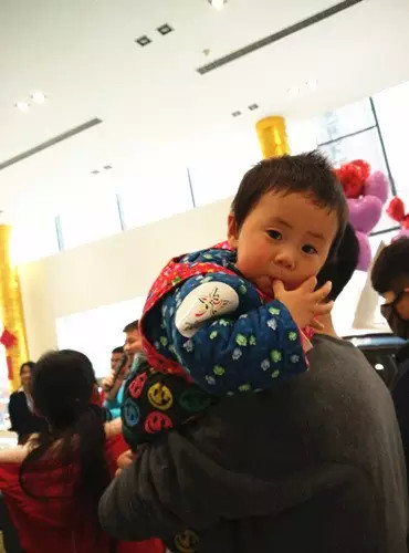 小朋友雖然你骨骼清奇，但是米、油你照樣拎不動啊，還是乖乖的油卡拿好吧。