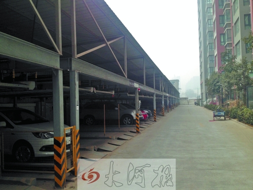 中原區(qū)新禧園小區(qū)，靠著圍墻的空地，建成兩層立體車庫。