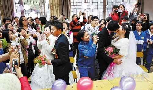 10對(duì)老師新人在校園里舉行集體婚禮，在教室里接新娘、拜堂