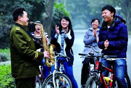 自學三種樂器，大學保安哥夢想開音樂會