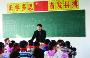張從友先把妻子帶到學(xué)校，然后會(huì)準(zhǔn)時(shí)為學(xué)生們上課