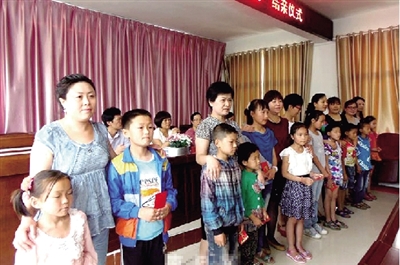 身后的“代理媽媽”，使留守兒童的身心有了依靠