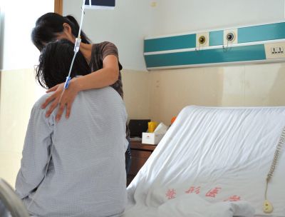 由于前天進(jìn)行了面部修復(fù)手術(shù)，俞燕身體不適，父母24小時(shí)陪在她的身邊