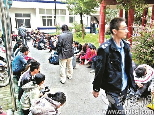 派出所院子里，擠滿(mǎn)了被解救的傳銷(xiāo)人員